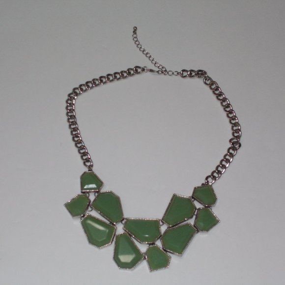 Beautiful mint green & silver tone statement fashion necklace for any occasion! - Picture 5 of 6